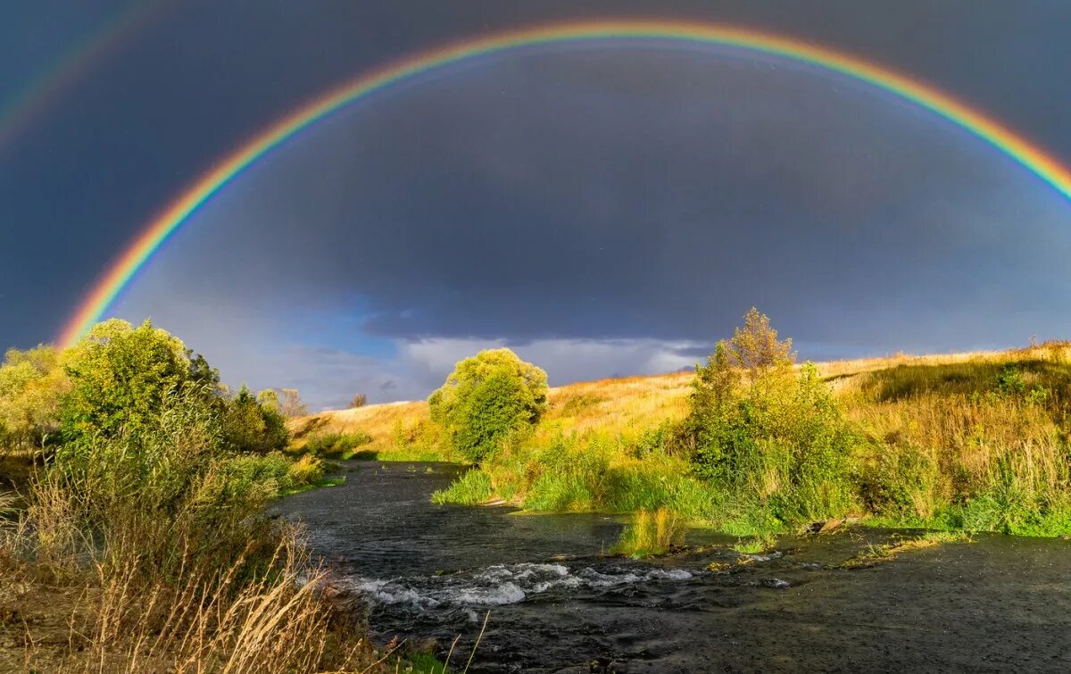 Увидеть радугу можно только в том. Радуга после дождя. Радуга в природе. Радуга картинки красивые. Красивая Радуга.