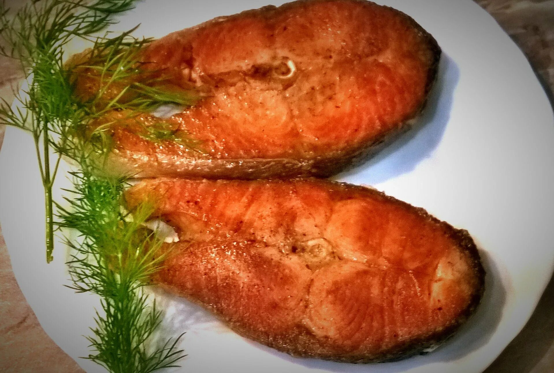 Как пожарить стейк семги на сковороде вкусно. Жареная красная рыба. красная рыба на сковороде. сёмга на сковороде. жареная красная рыба на сковороде.