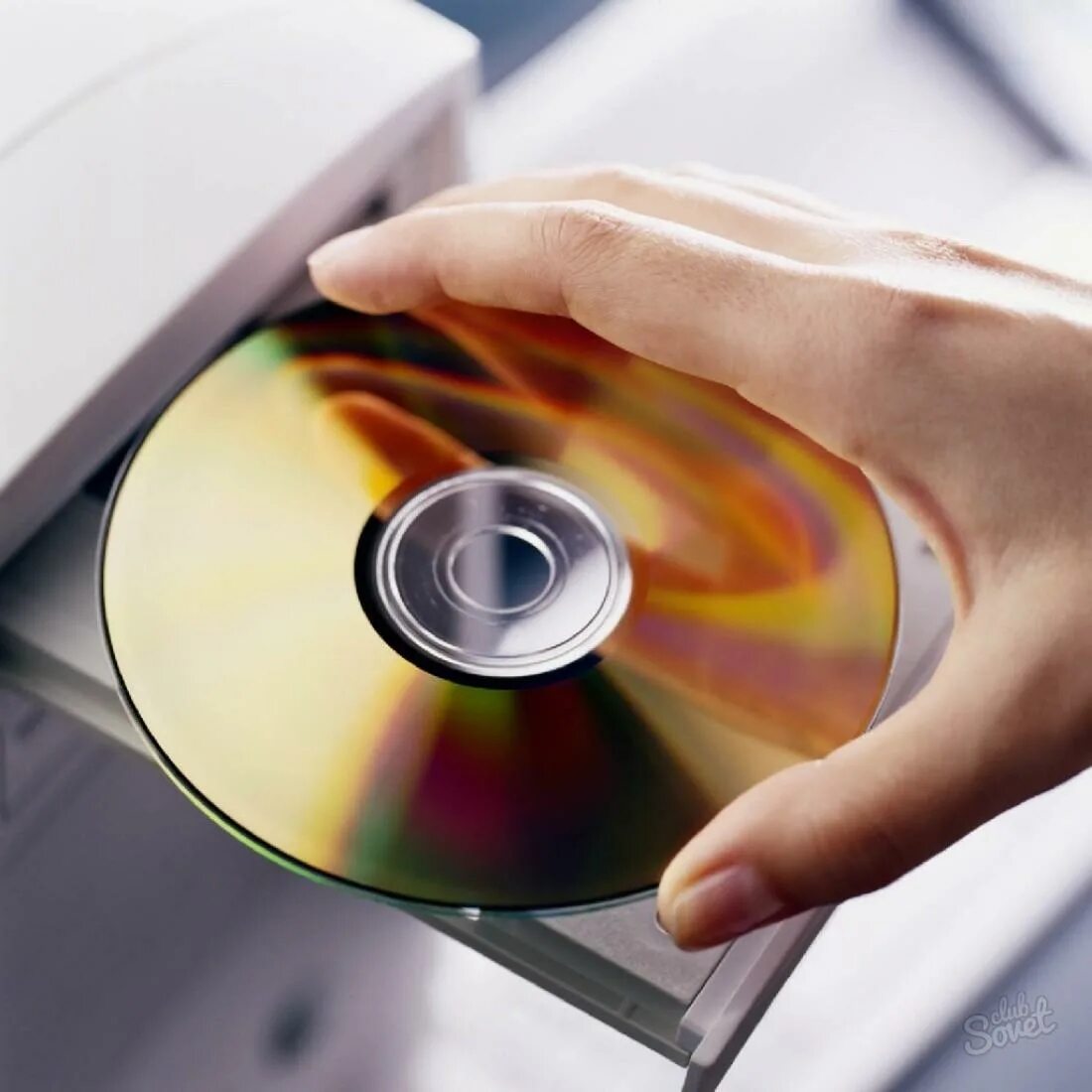 Делаем cd. Компакт диск. Оптический диск. Лазерный компакт диск. Диск в дисководе.
