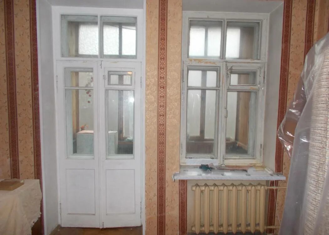 Реставрация окон цена. Деревянные окна в сталинке. Пластиковые окна до и после. Балконные двери деревянные отреставрированные. Реставрация сталинских окон.