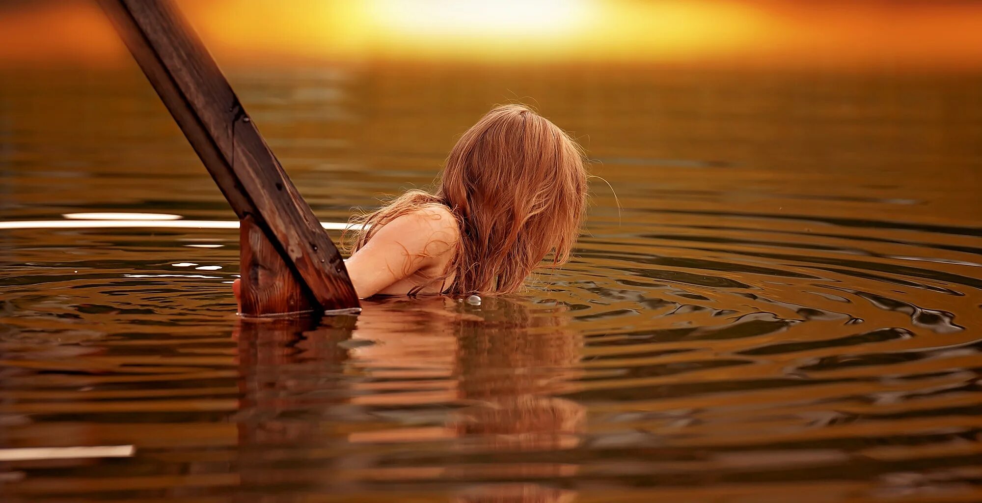 Девушки купаются. Женщины купаются в реке. Девушка у пруда. Девушки купаются в озере.