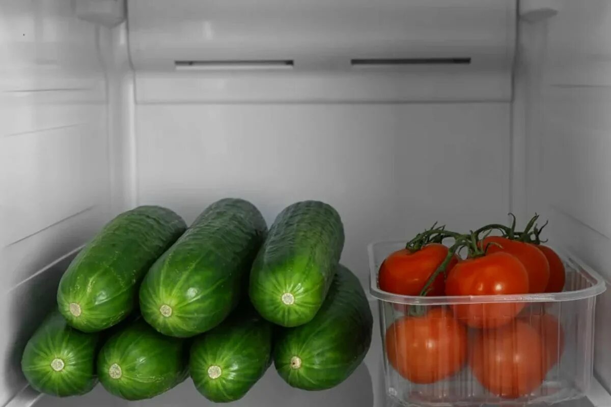 Как правильно хранить огурцы и помидоры свежие в холодильнике. Как хранить огурцы в холодильнике долго свежим правильно. Почему нельзя огурцы хранить рядом с помидорами. Можно ли огурцы хранить в пленке. Можно хранить огурцы в холодильнике