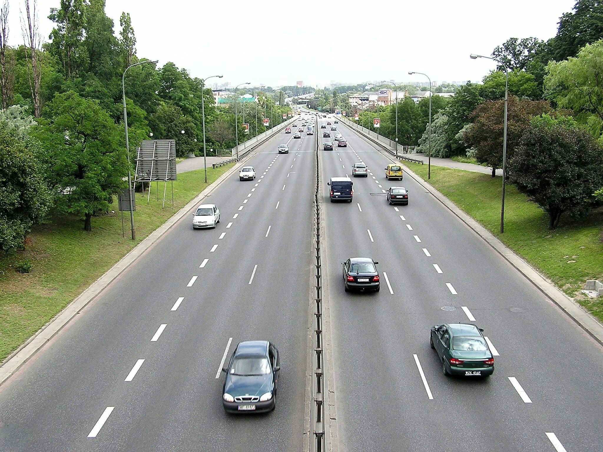 Машина на дороге. Многополосная дорога. Автомагистраль. Автомобильное движение. Машины едут на украину