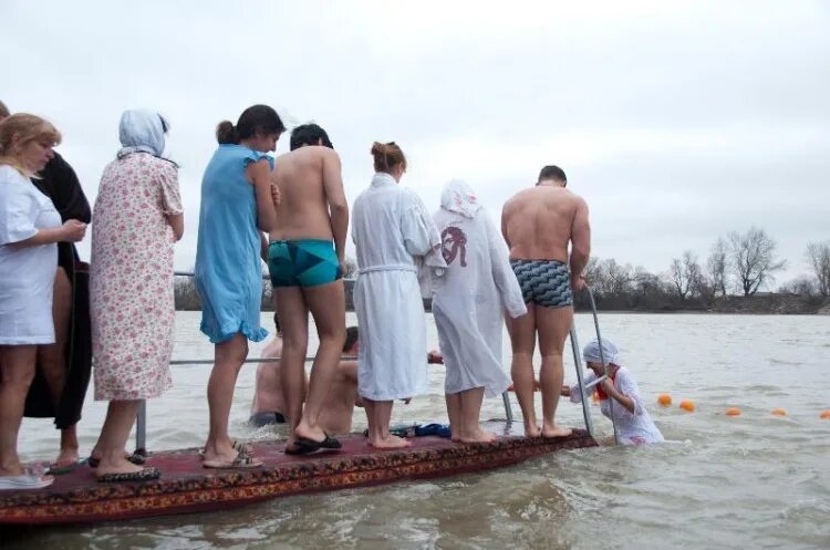 Крещение в реке. Крещенские купания в море. Купели в Краснодаре. Крещение в реке море. Купание вред