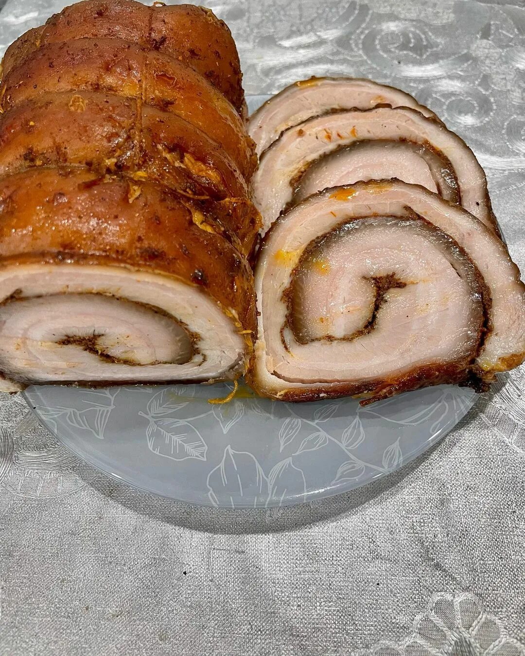 рулет из свиной шкурки. рулет из свиной кожи. рулет из свиной шкурки. колбаса из свиной шкуры. рулетики из свиной шкурки.