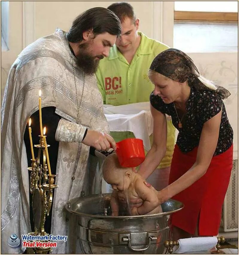 Крещение в церкви. Крещение в храме. Крещение детей в церкви. Крещение в православном храме. Что делает крестная во время крещения