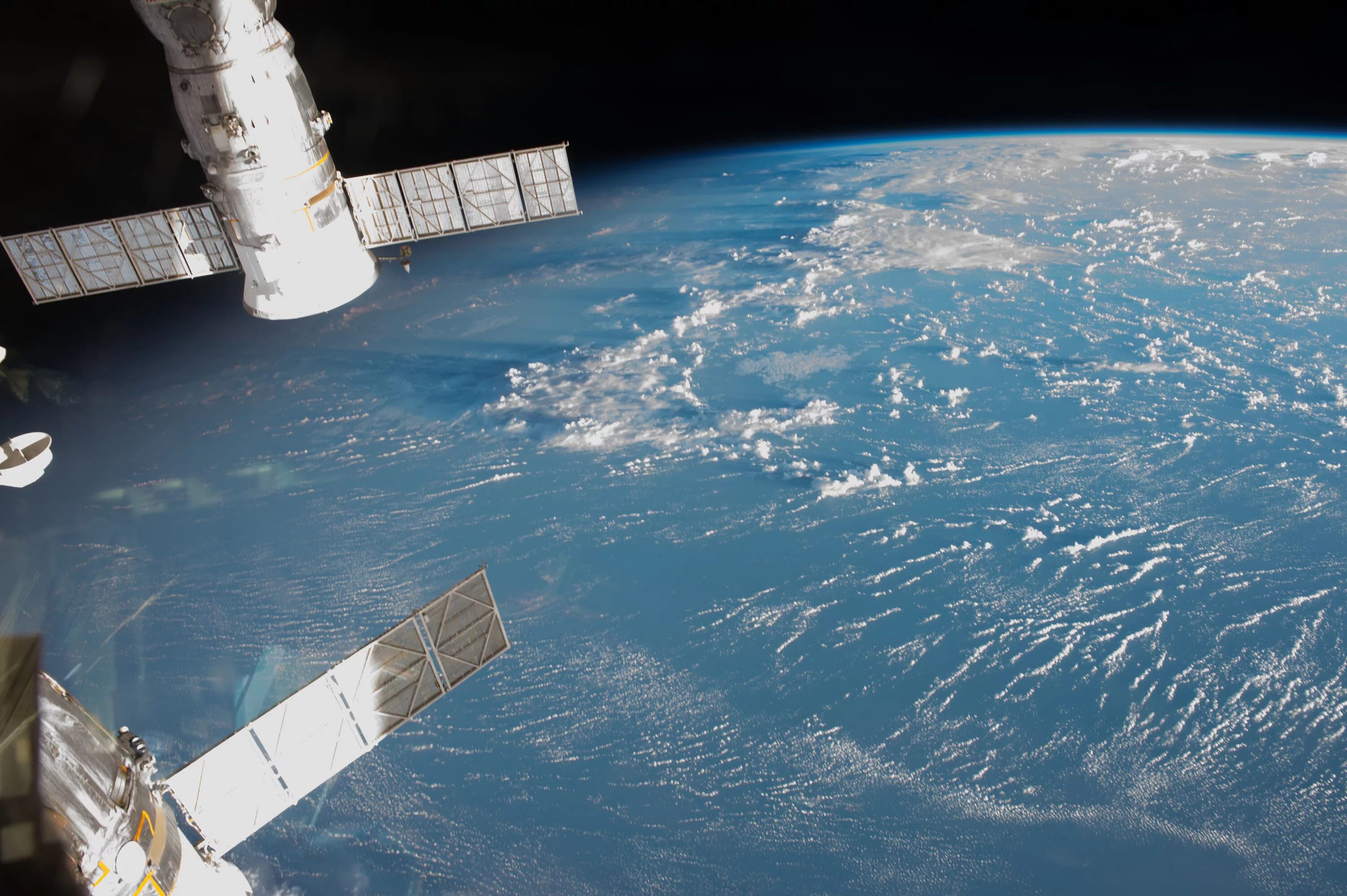 Информация в реальном времени. Вид земли из космоса. Космические снимки. Снимки земли со спутника. Спутник земли.