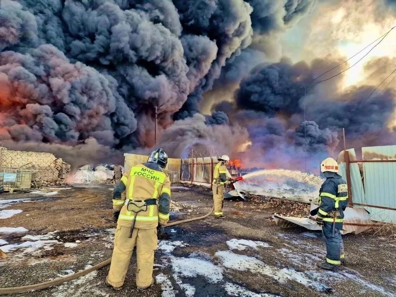 Огромный пожар. Пожар фото. Пожар в промзоне Дзержинска. Химический пожар. Новости г дзержинска