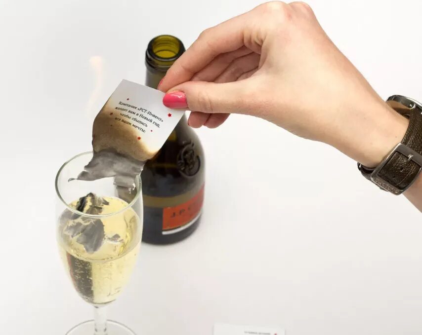 Новогоднее желание под бой курантов. Бокал шампанского с бумажкой. Записки под бой курантов. Как правильно загадать желание на новый год чтобы оно исполнилось. Бокал шампанского записка.