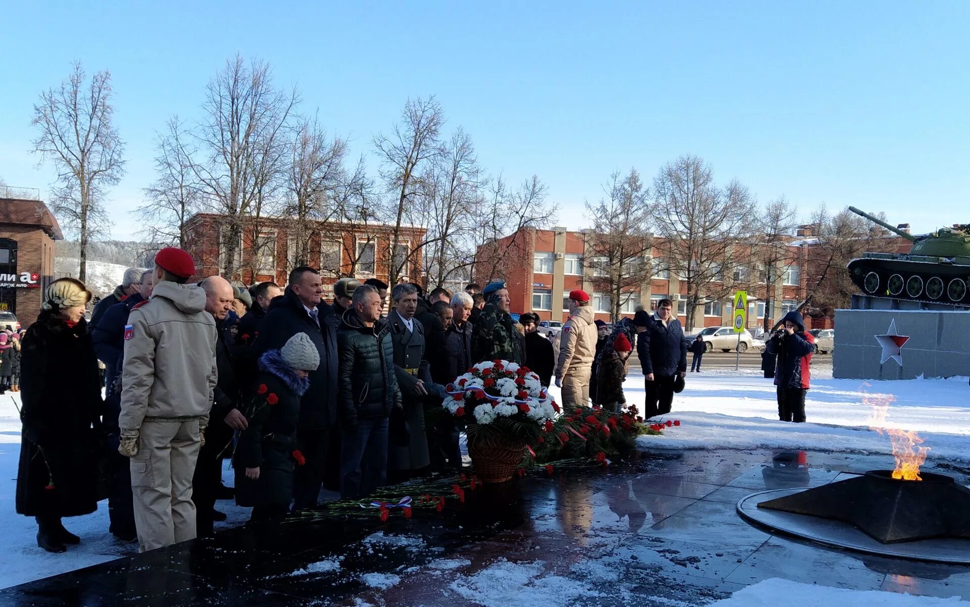 Свежие новости бугульмы сегодня. Бугульма возложение цветов. Военные в Бугульме. Вечный огонь Бугульма фото. Бугульминские новости на сегодняшний день.