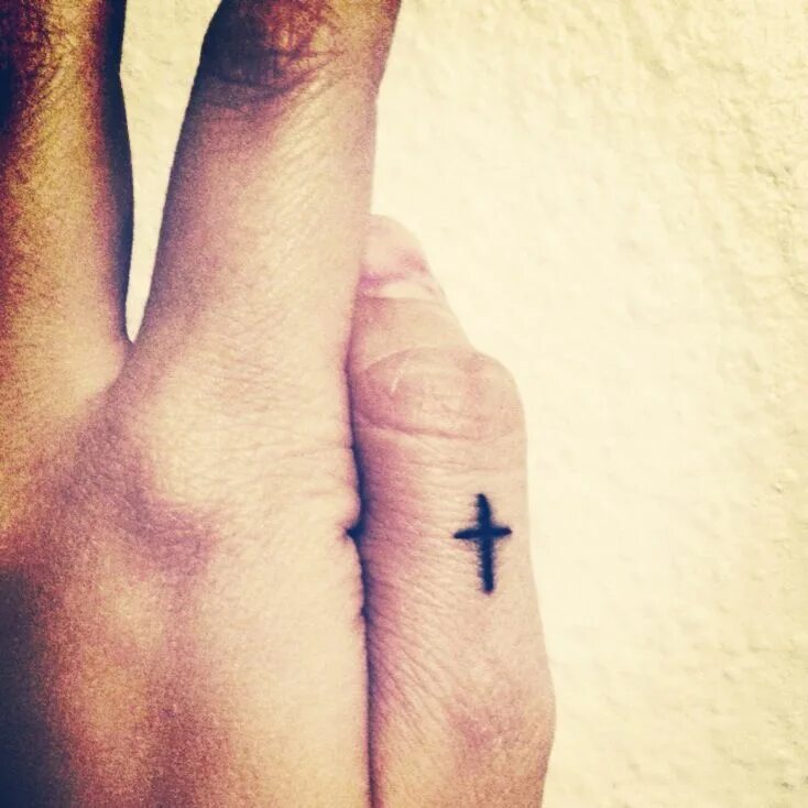 Крест мизинцами. Наколка крест на безымянном пальце левой руки. Тату крест на пальце. Тату крест на пальце. Тату крест на среднем пальце.