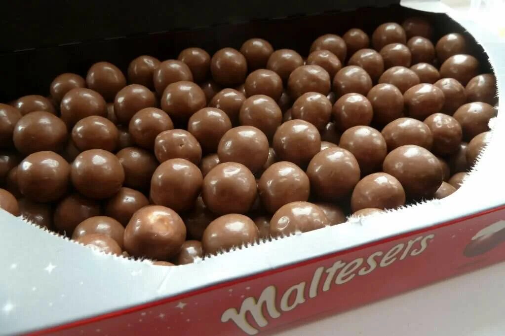 Конфеты шарики в шоколаде. Шарики Maltesers. Мальтизерс шоколадные шарики. Шоколадные рисовые шарики Maltesers. Maltesers шоколадные шарики 175 г.