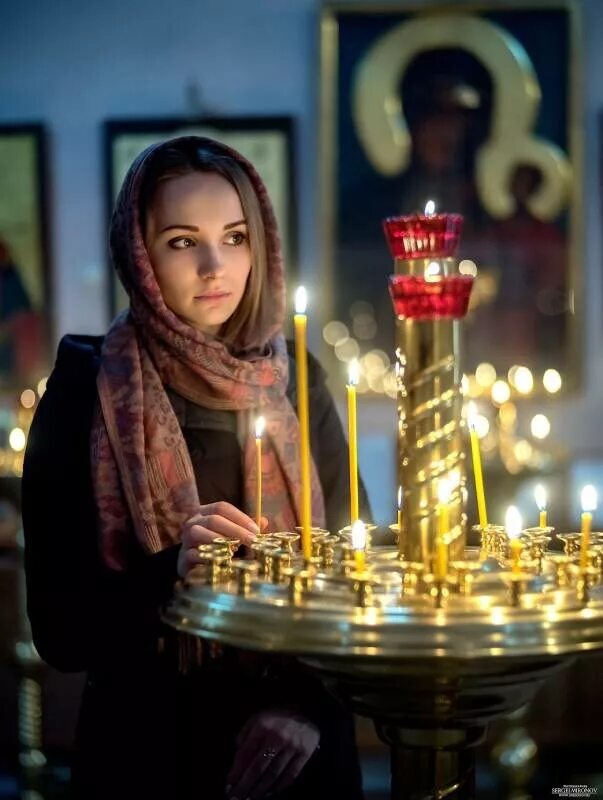 девушка в храме. православный человек молится в храме. молитвы православной девушке. православная женщина в храме. молитвы православной девушке.