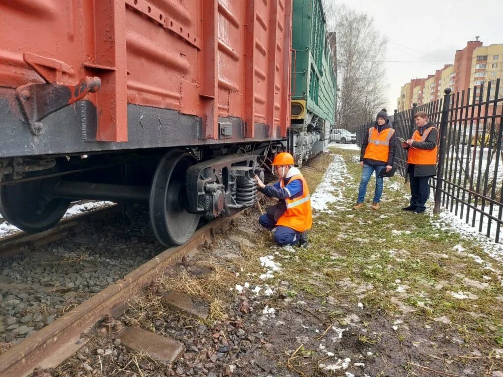 Осмотрщик вагонов осматривать вагон. Intermodal rail. Подсистема обнаружения перегруза вагонов. Транспортные услуги жд. Контроль технического состояния вагонов.