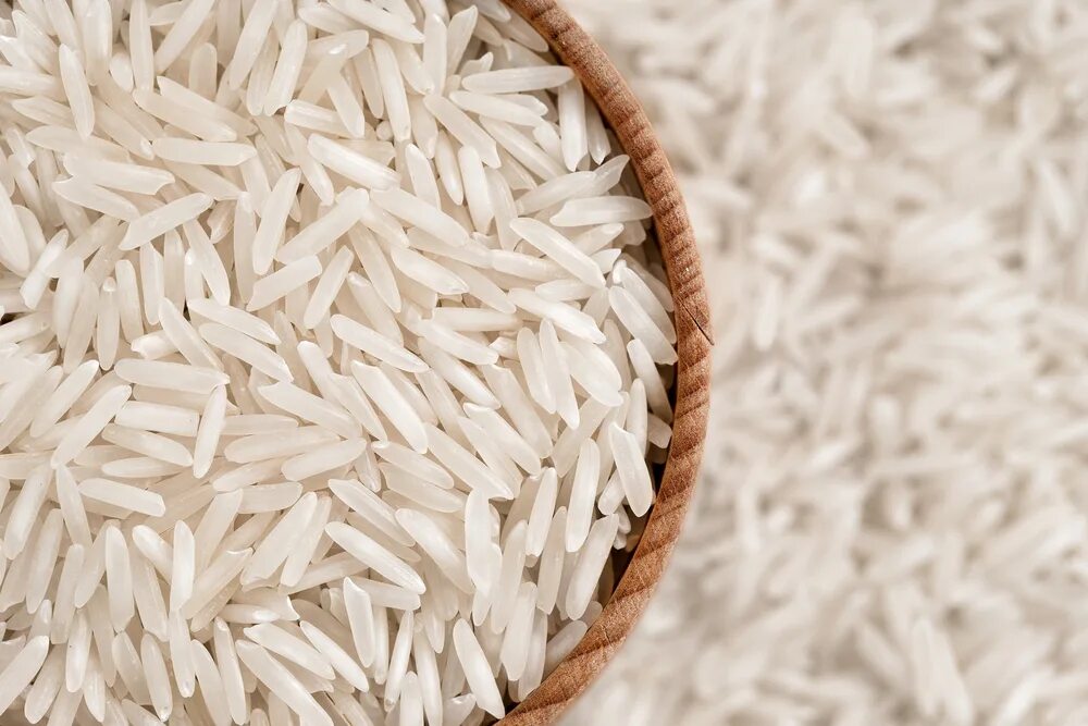 Рис кидают в воду. Рис басмати зерна. Рис Basmati. Рис басмати Индия. Рис длиннозерный.