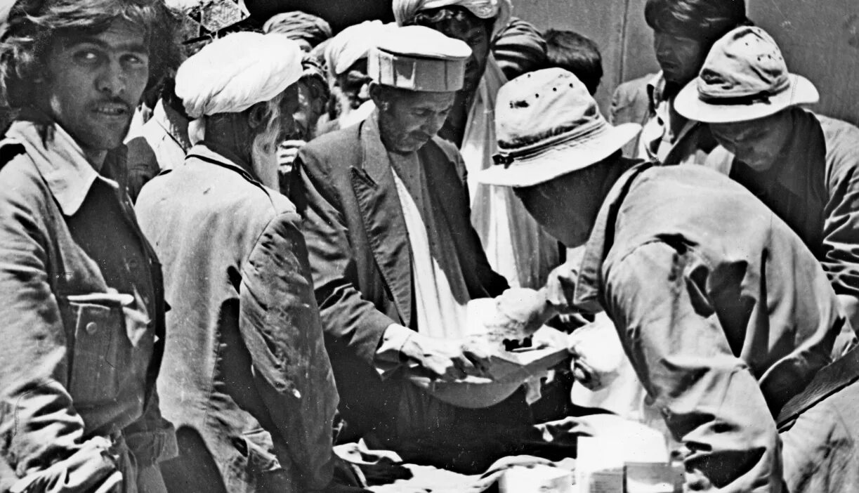 поможем афганистану. помощь афганистану. афганистан война 1979-1989 медсанбат. поможем афганистану. советские войска в афганистане.