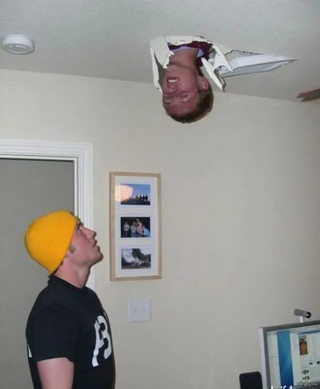 Человек под потолком. Head the ceiling. Head the ceiling. Голова в потолке. Head the ceiling.