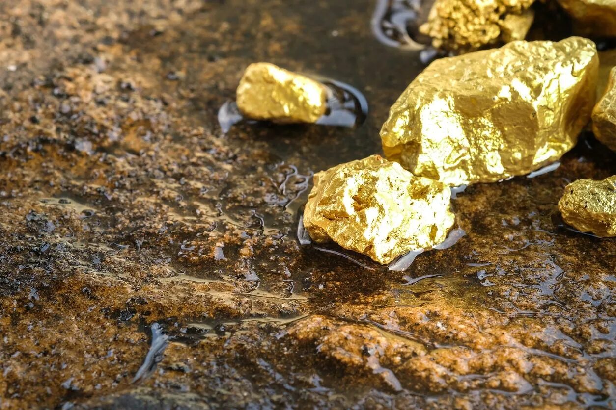 Месторождение золота. Золото руда. Россыпные месторождения золота. Природные самородки золота.