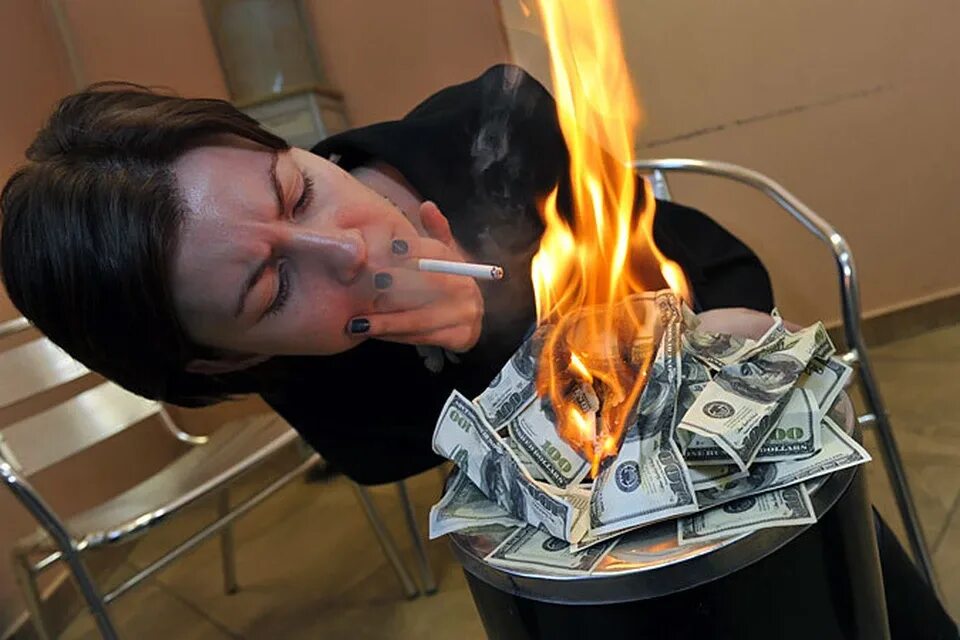 Гореть стали меньше. Подкуривает деньгами. Сжигает деньги. Деньги сгорают. Поджигает деньги.