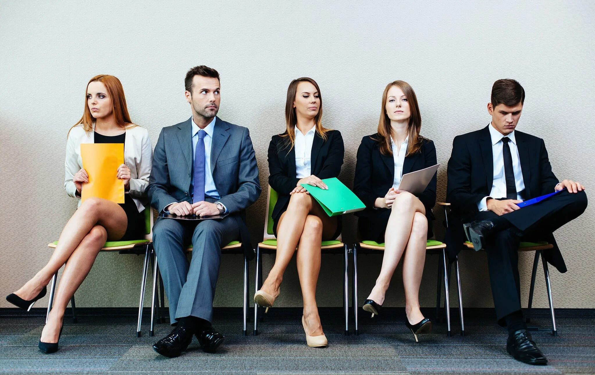 Молодые специалисты в офисе. Куда лучше устроиться. Куда лучше устроиться. Бизнес женщина на переговорах. Куда лучше устроиться.