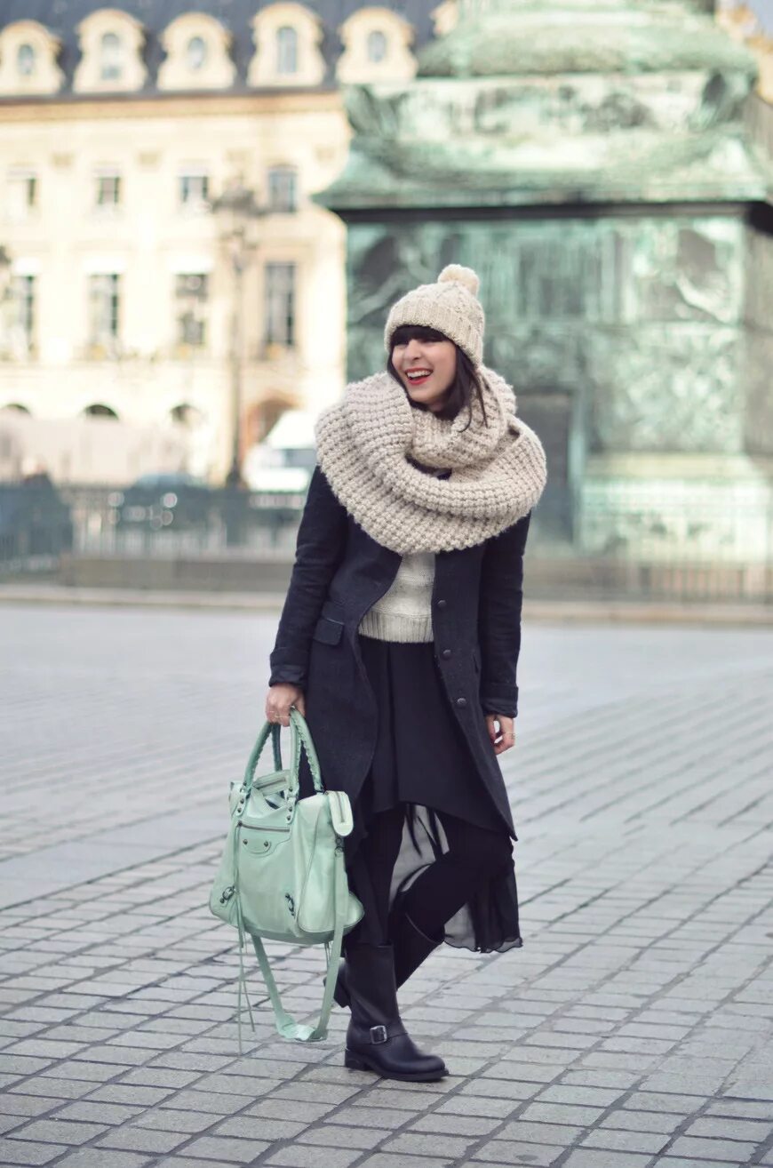 Шарф под пальто женское. Пальто шапкой шарфом. Пальто с шарфом. Объемный шарф с пальто. Пальто шапкой шарфом.