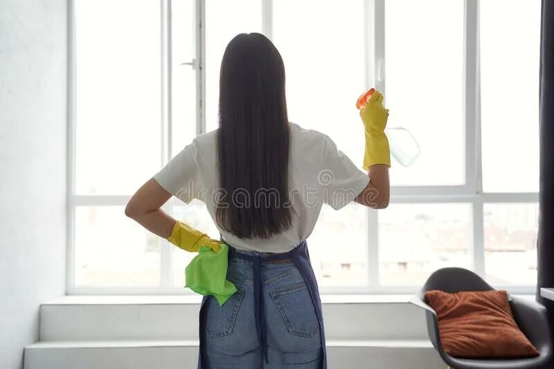 Тест современные взгляды на уборку. Уборщик моет окно. Уборщица окон. Домработница моет окно. Тряпка для мытья окон.