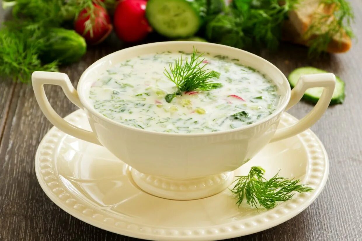 Окрошка с куриным филе. Окрошка на айране. окрошка суп. окрошка на кефире. окрошка на белом фоне.