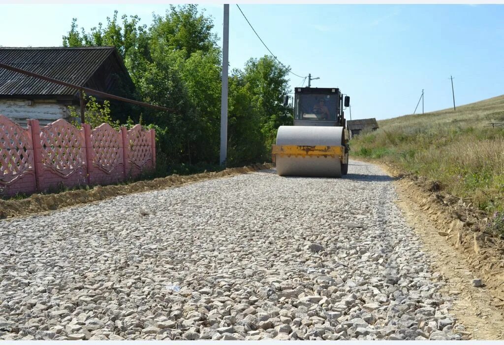 Чем лучше отсыпать дорогу. Дорога из щебенки. Щебеночная деревенская дорога. Деревня с гравием. Сельская дорога из гравия.