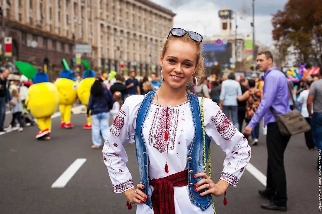 Современную украинскую. Украинки в вышиванках. Девушка в вышиванке. Украинцы в вышиванках. Украинец в вышиванке.