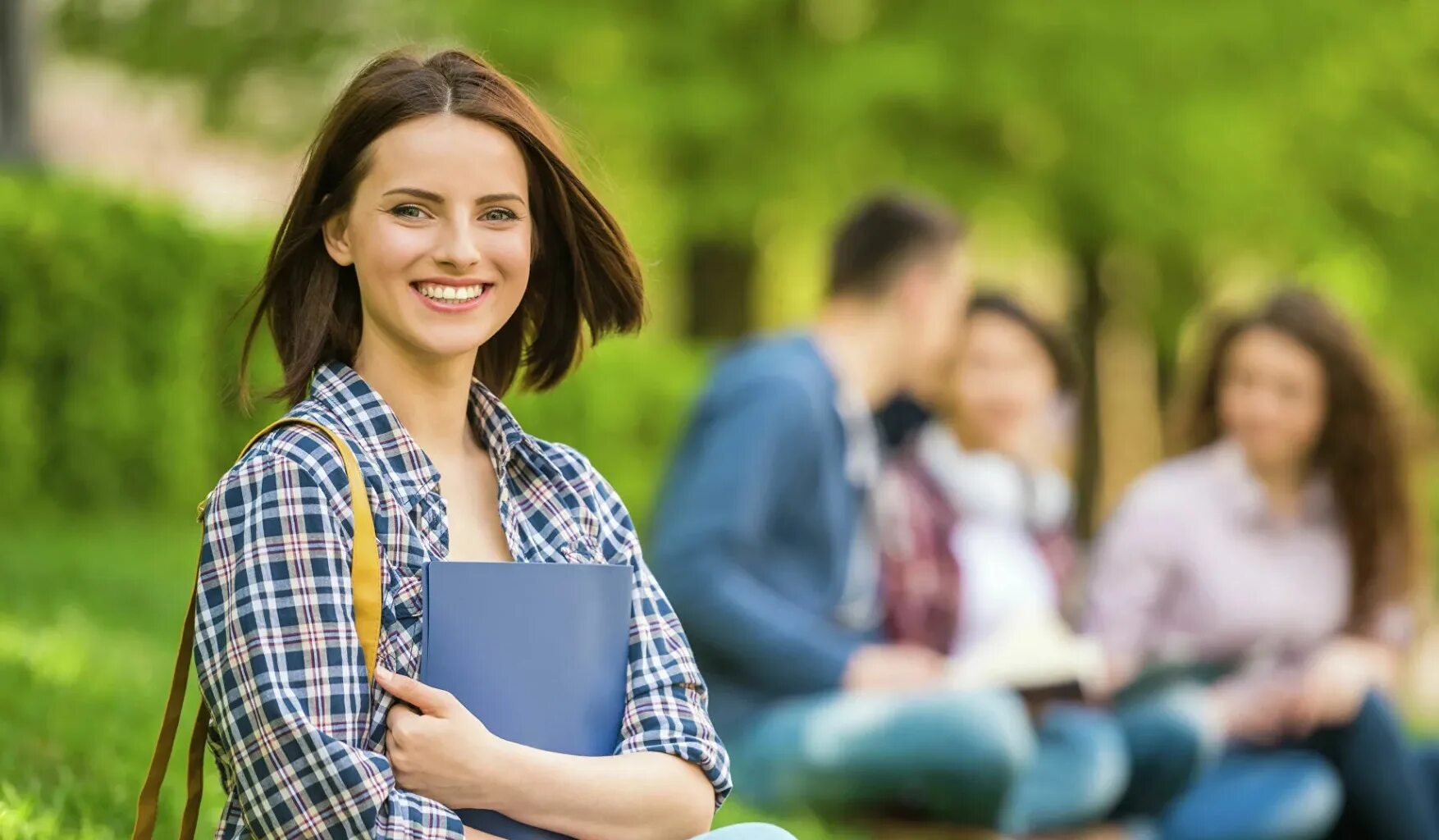 Model students. Студентка. Девушки студентки. Студенты улыбаются. Фотосессия студентов.