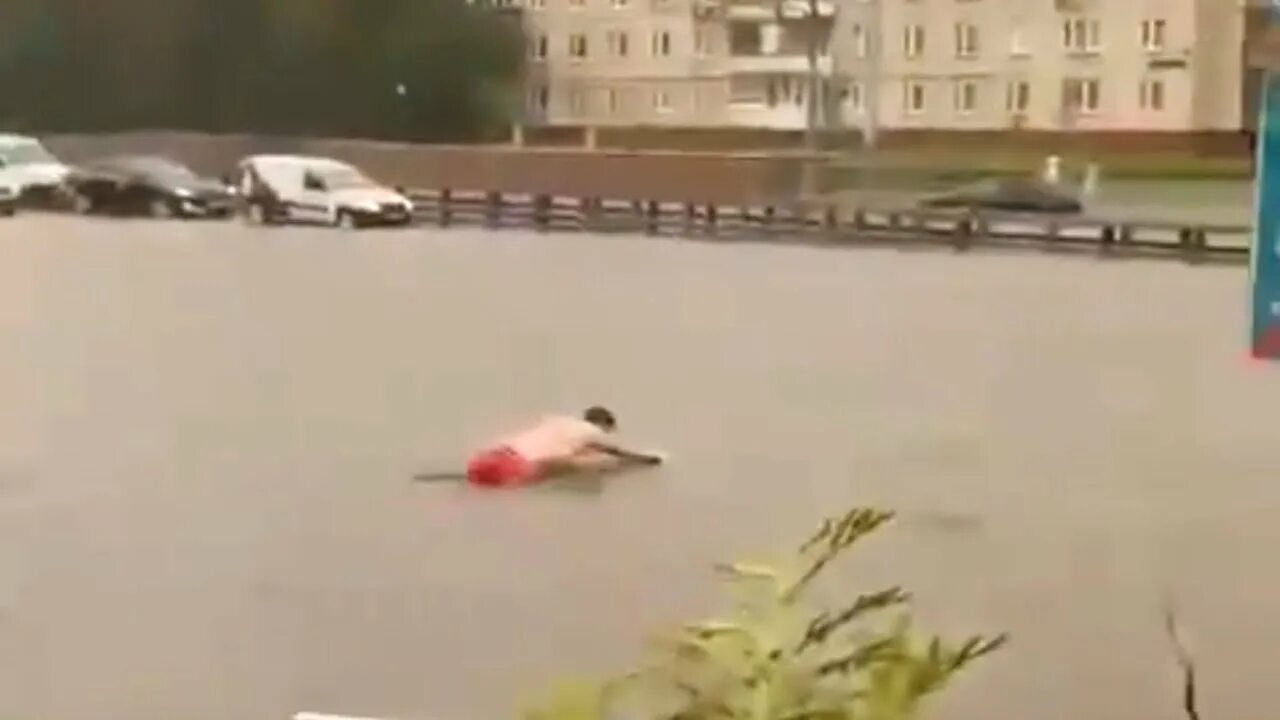 После дождя завелся. Ливень в Москве 28 06 2021. Москву затопило.