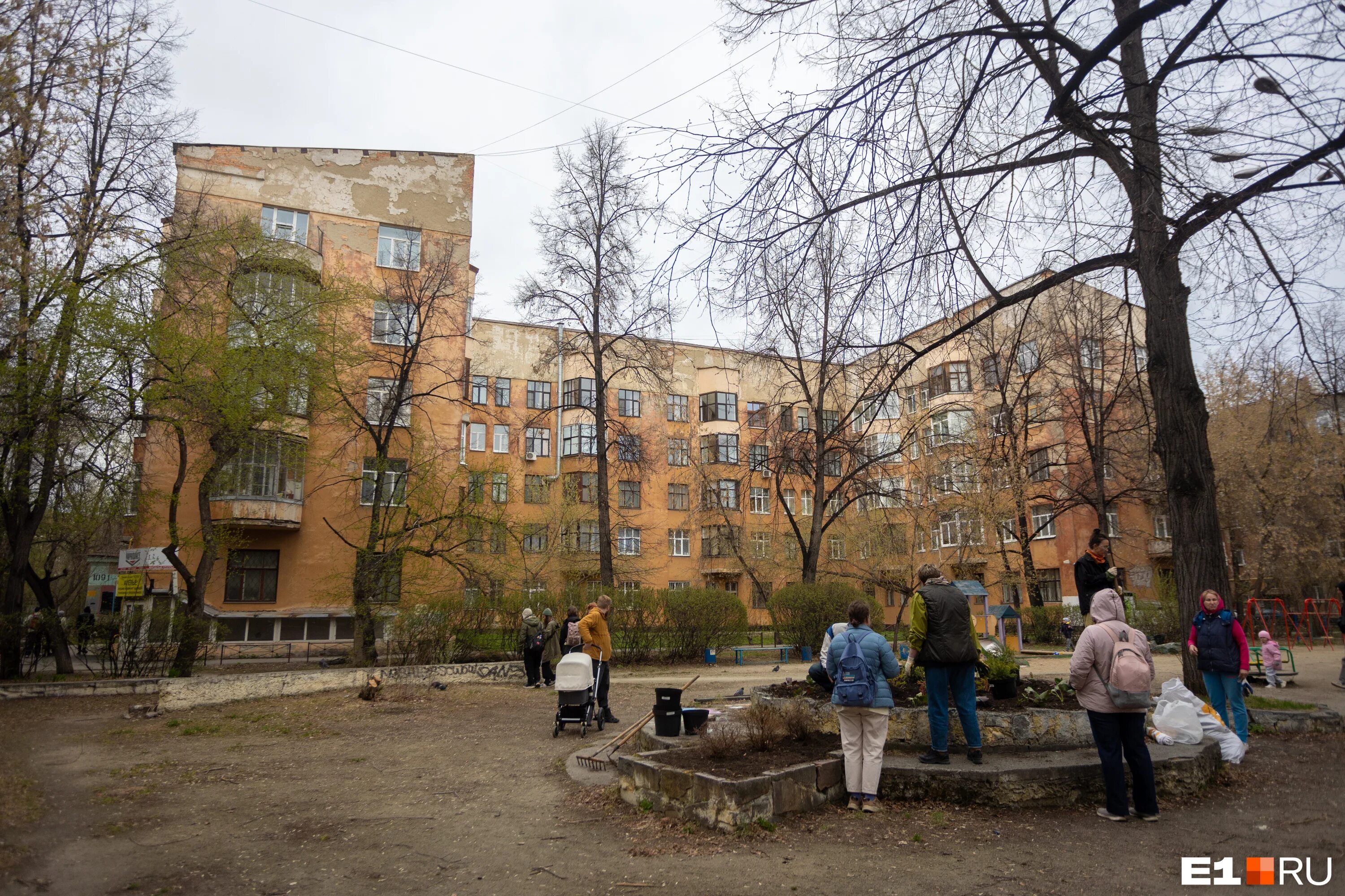 Первомайская 13 корпус 13. Городок Чекистов Екатеринбург. Екатеринбург реальные фото. Городок Чекистов Екатеринбург старые фото.