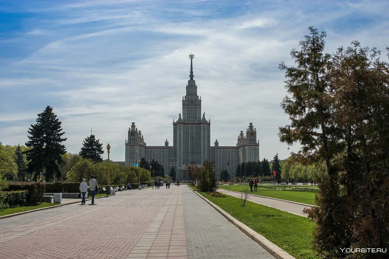 Ближайший мгу. МГУ Воробьевы горы. Аллея МГУ. Москва территория МГУ. Физфак МГУ здание.