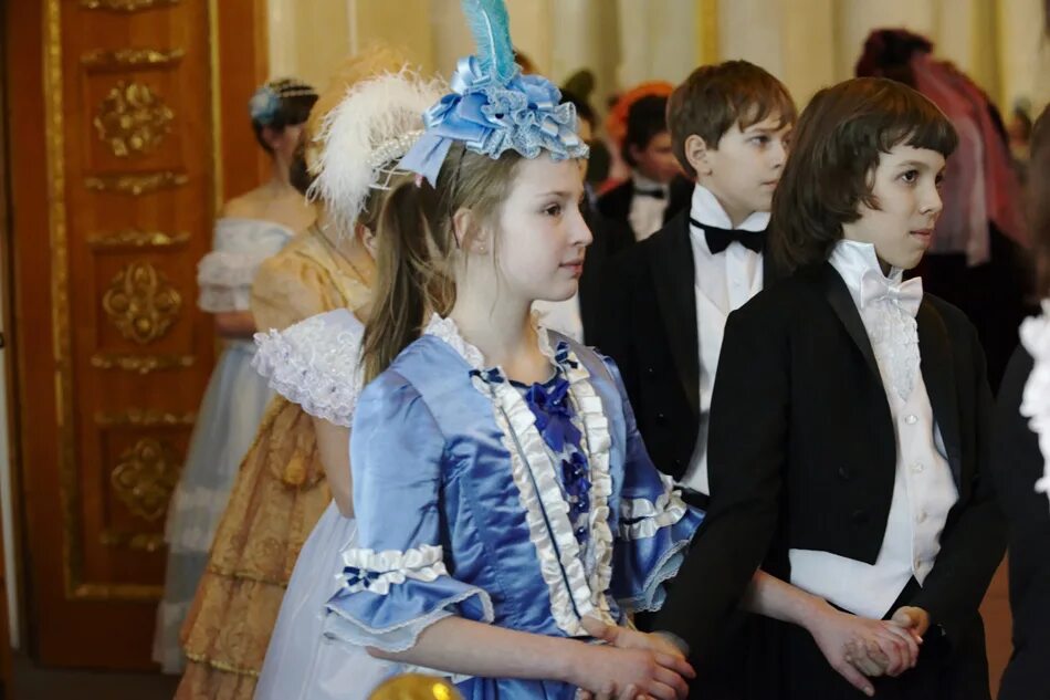 Диалог про новый год. Дворец с широко закрытыми глазами. Так разрешите же в честь новогоднего бала. 2014 балы бал в салавате. Диалог у новогодней елки текст.