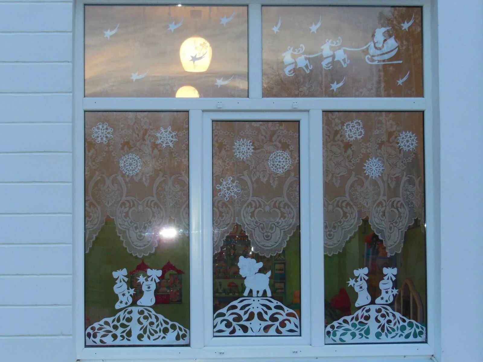 украшения на окна. украшение оконикиновому году. окна украшенные к новому году вытынанками. новогоднее украшения на окна. украшения на окна.