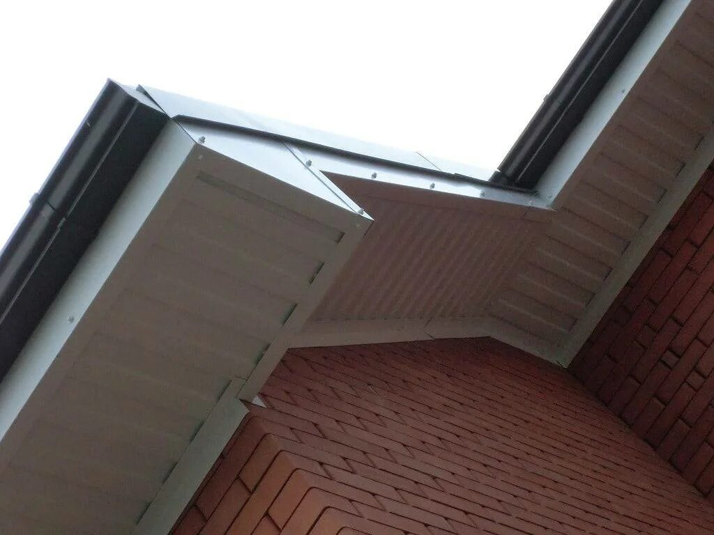 короба на крышу дома. подшивка коробов под софиты. фронтонный свес односкатной крыши. подшивка карнизного свеса металлпрофиль. софиты вальмовая кровля.