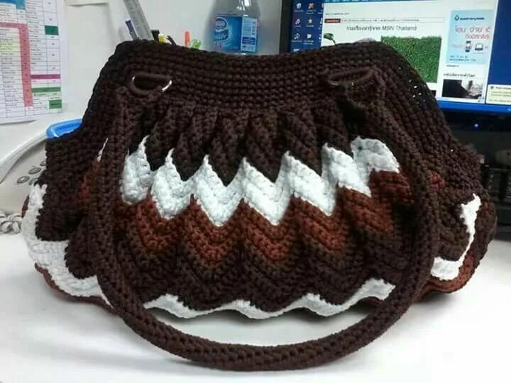 Вязаные сумки зигзагом. Сумка крючком зиг заг. Сумочка зигзаг крючком. Сумка зигзагом. Вязаная сумочка зигзаг.