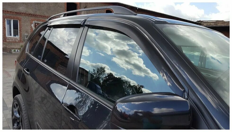 Ветровик bmw. Дефлекторы окон бмв ф16. Sbmwx31132. Дефлекторы на бмв е83. Bmw f30 дефлекторы.