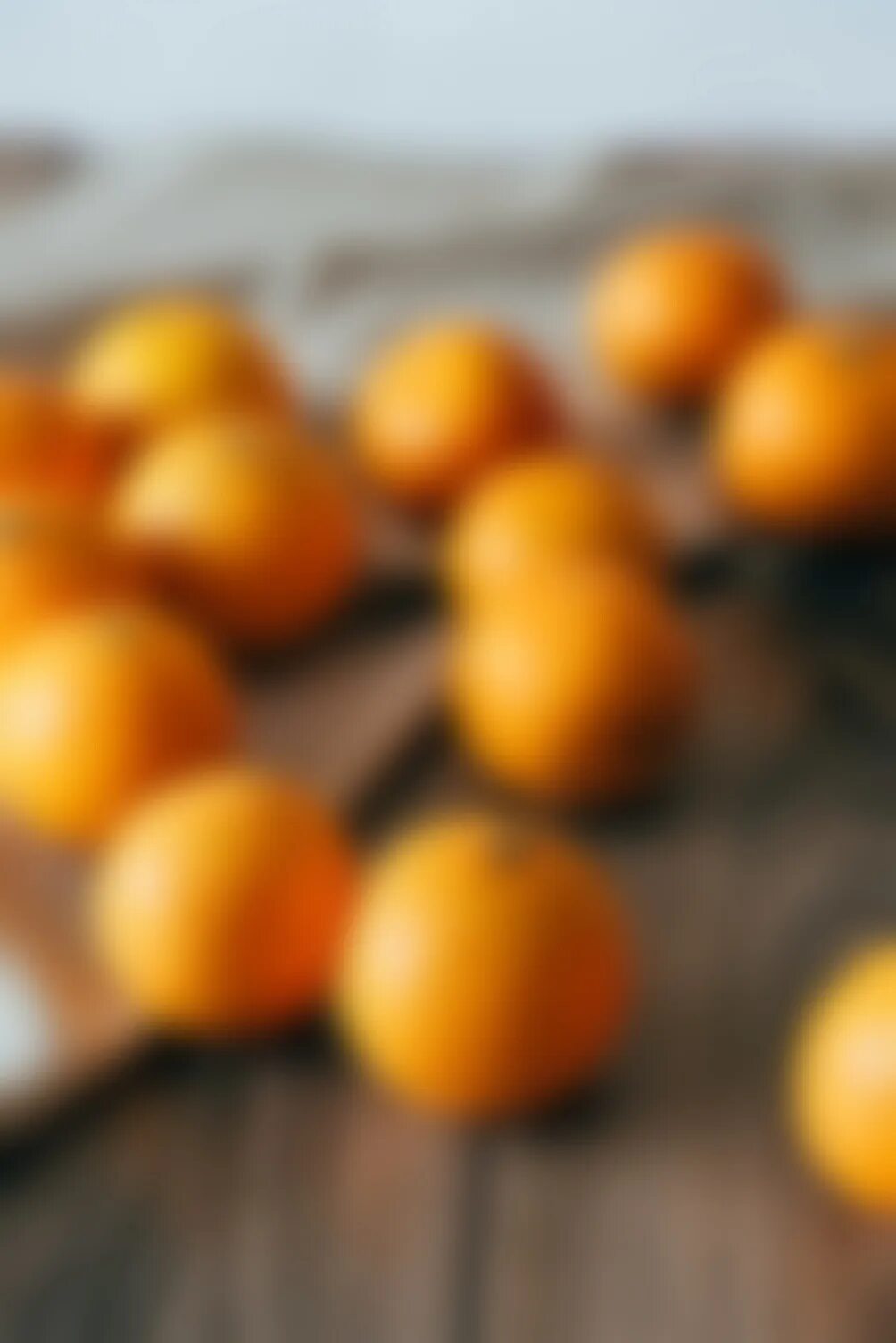 Апельсины ритуал. Апельсин на деревянном столе. Пол апельсина. 108 Апельсинов. Апельсины на деревянном полу.
