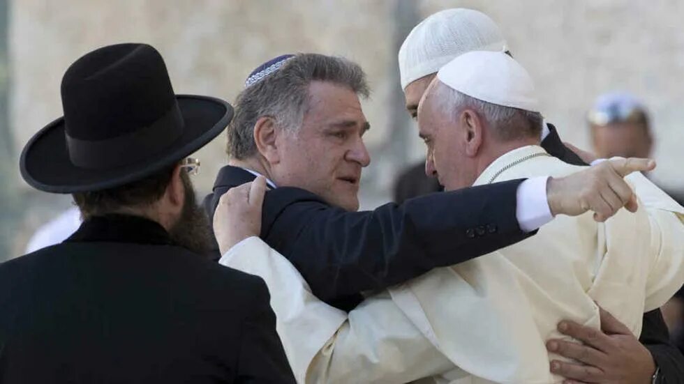 Франциск целует руку Рокфеллеру. Папа Римский и Рокфеллер. Папа Франциск целует руку Рокфеллеру и Ротшильду. Папа Римский Франциск и Дэвид Рокфеллер. Папа целует руки