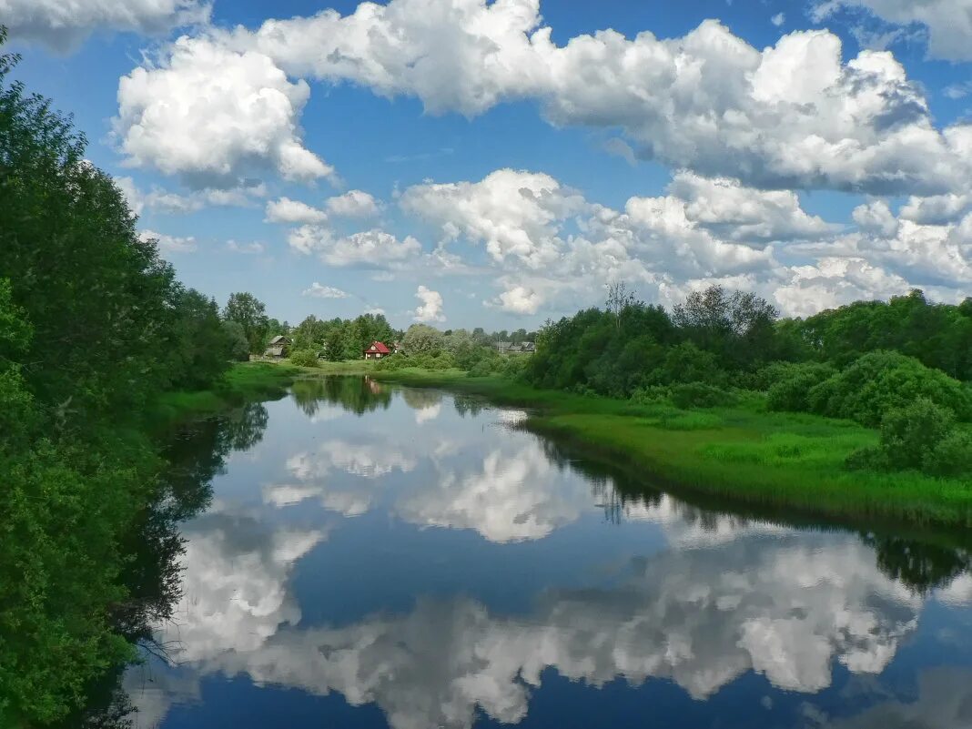 В реку смотрят облака. В реку смотрятся облака. В реку смотрятся облака картинки. Небо отражается в речке. Отражение облачка в речке.