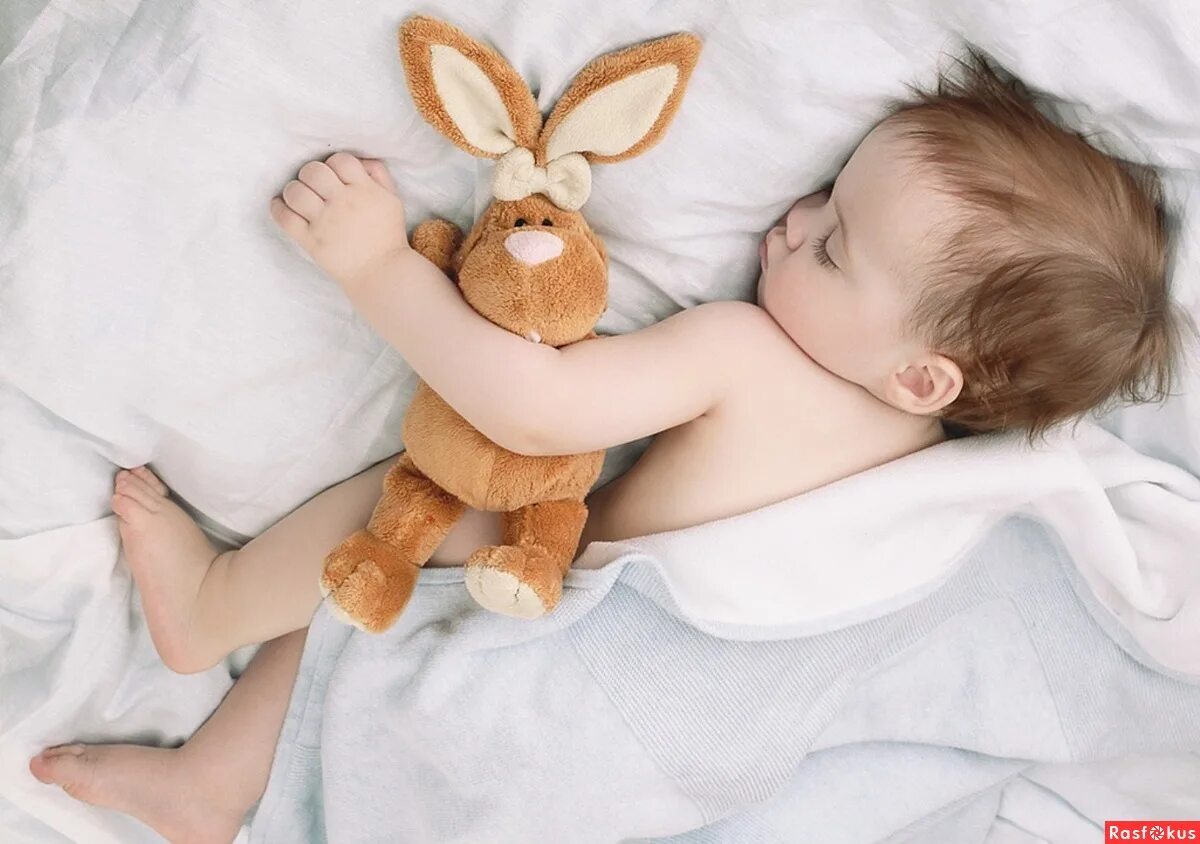Спящий ребенок. Мягкие игрушки для детей. Спящие малыши. Новорожденный спать подушка
