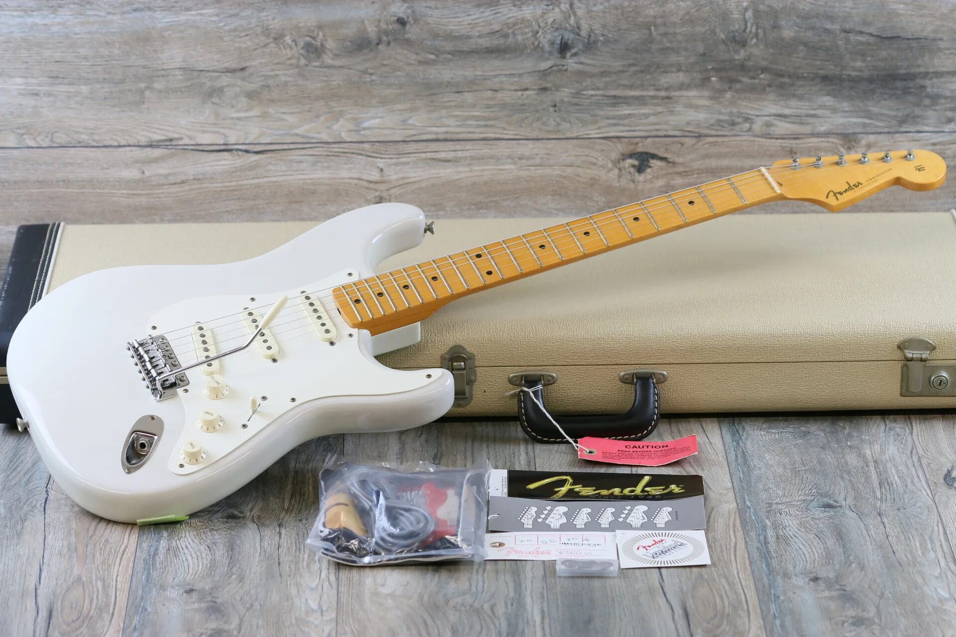 Гитара Fender Stratocaster. Стратокастер гитара Fender. Fender Stratocaster белый. Гитара Fender Stratocaster белая.