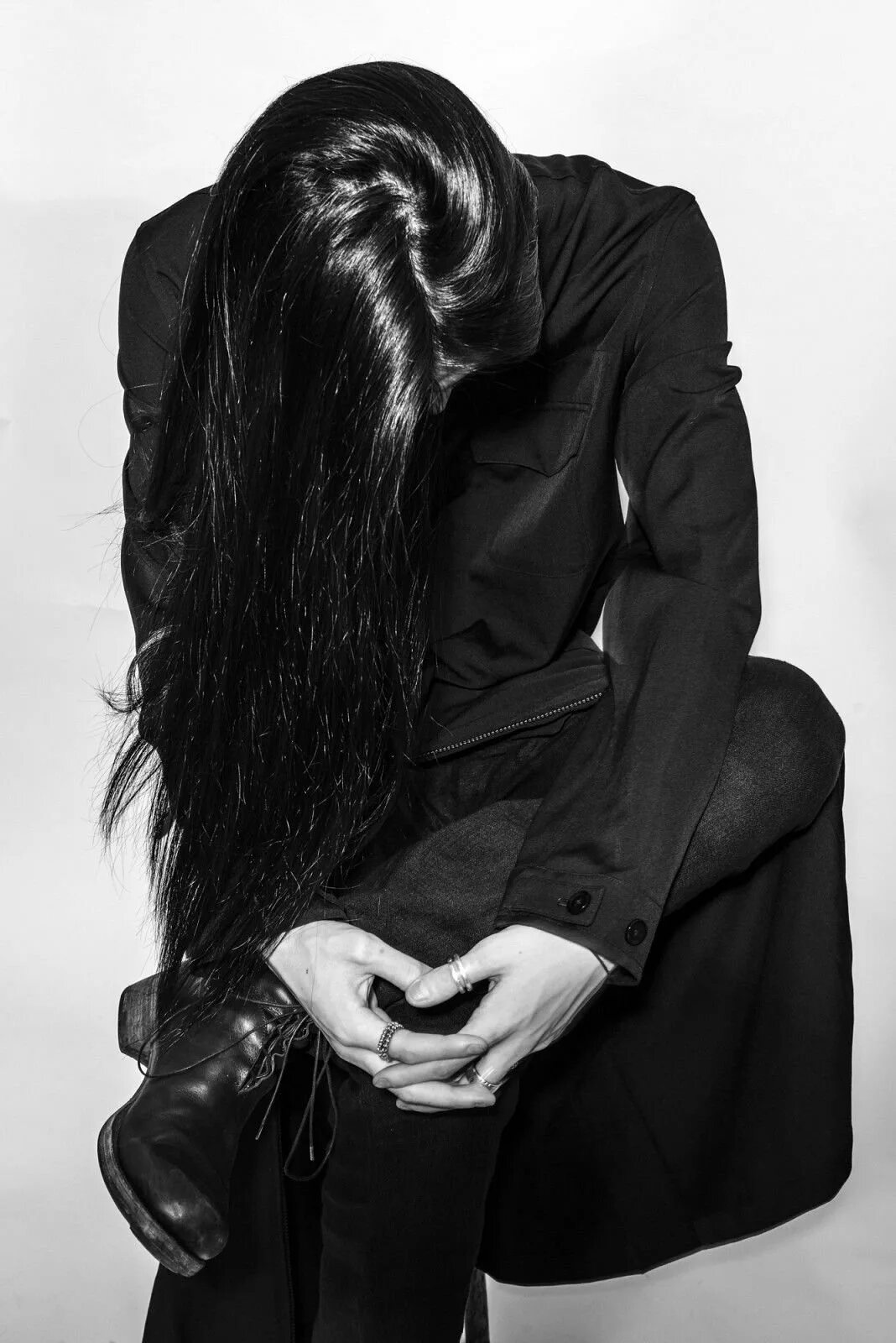 девушка волосы на подушке. заломы на волосах. длинные волосы на подушке. прическа перед сном. спящая девушка с длинными волосами.