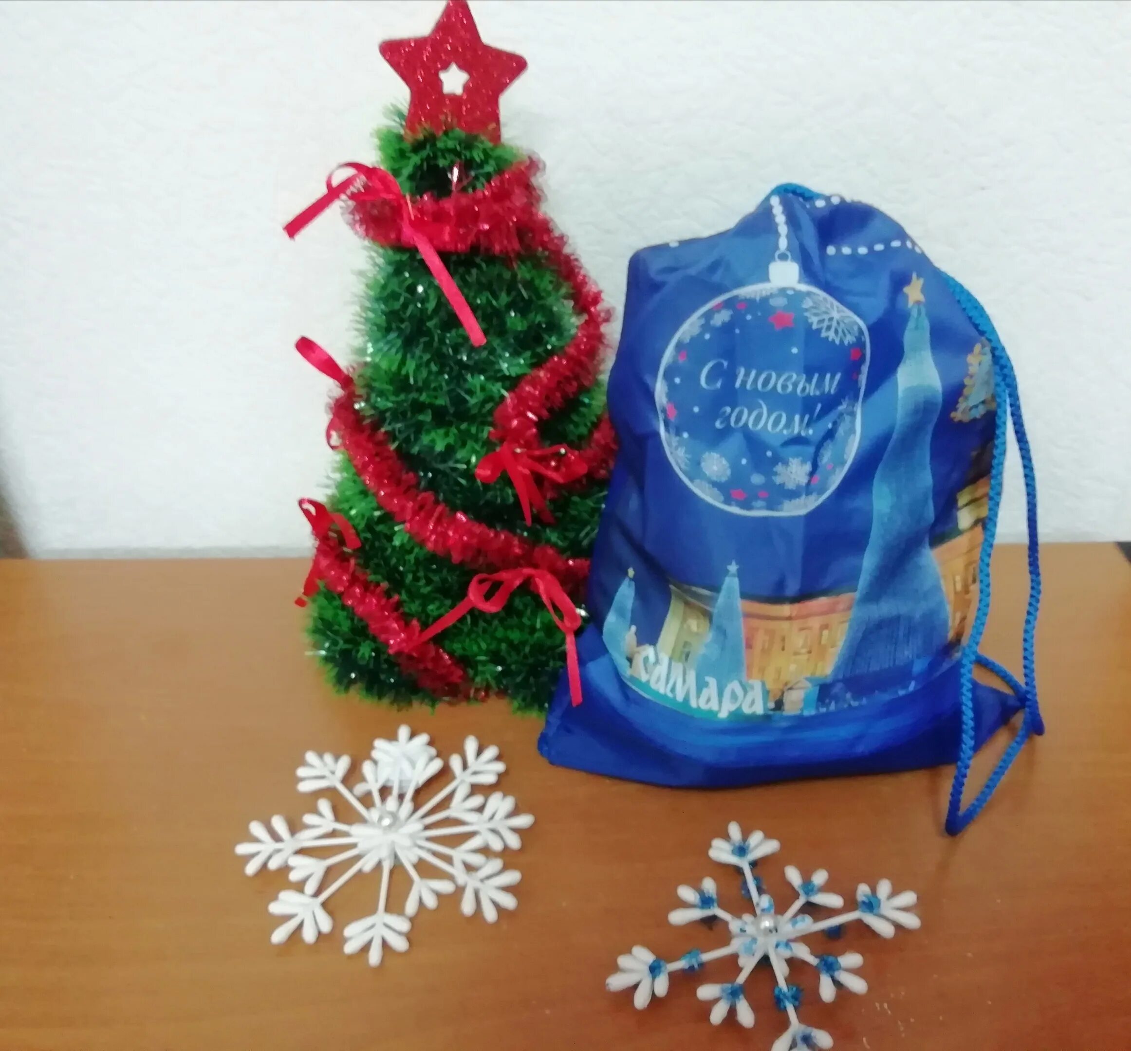 Подарки детям от азарова. Подарок для новорожденного от азарова. Набор для новорожденного от азарова. Коробка азарова для новорожденных 2021. Подарок от губернатора на новый год.