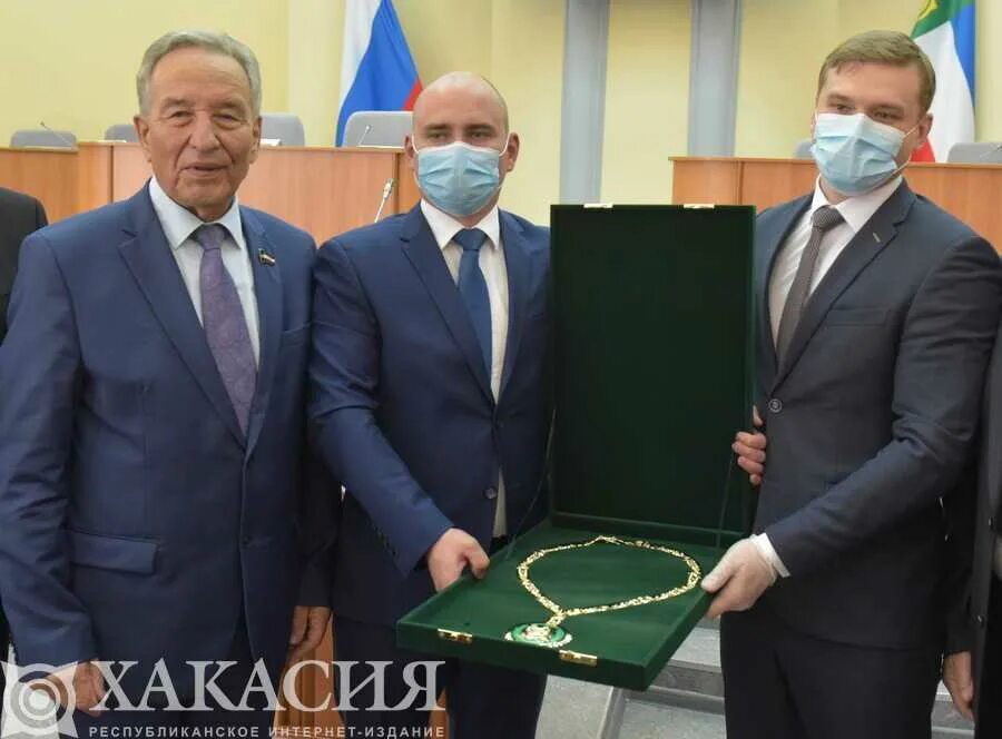 Республика хакасия выдающиеся граждане. Граждане хакасии. Граждане хакасии. Торжественное вручение паспортов. Известные личности в республике хакасии.
