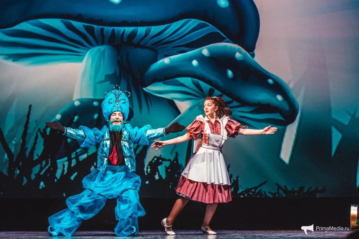 алиса в стране чудес королева шахмат. алиса в стране чудес новосибирский музыкальный театр. битлджус мюзикл 2019 лидия. алиса в стране чудес музкомедия. алиса мюзикл матвейчук.