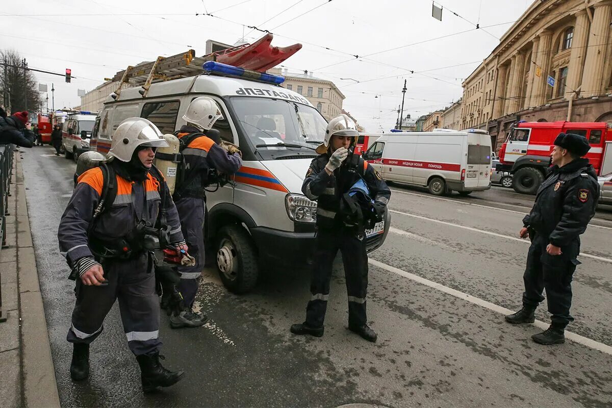 Звуки взрывов в спб. Теракт в метро Петербурга 3 апреля 2017. Теракт в СПБ Технологический институт. Взрыв в метро Петербурга 3.04.2017. Взрыв в метро в Санкт-Петербурге Технологический институт.