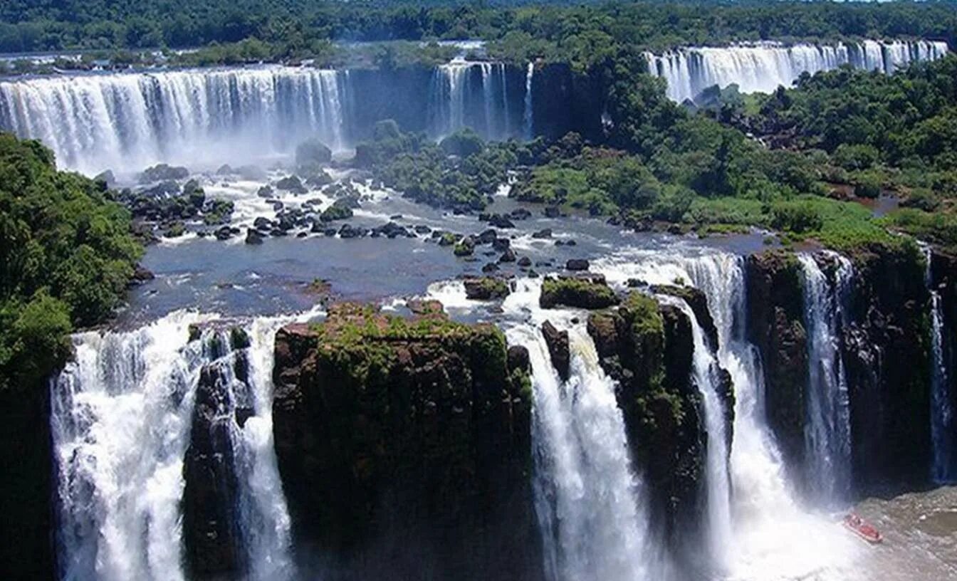 Игуасу это. Водопад Игуасу. Водопады Игуасу Аргентина Бразилия. Водопад Игуасу в Южной Америке. Водопад Южной Америки Игуазу.