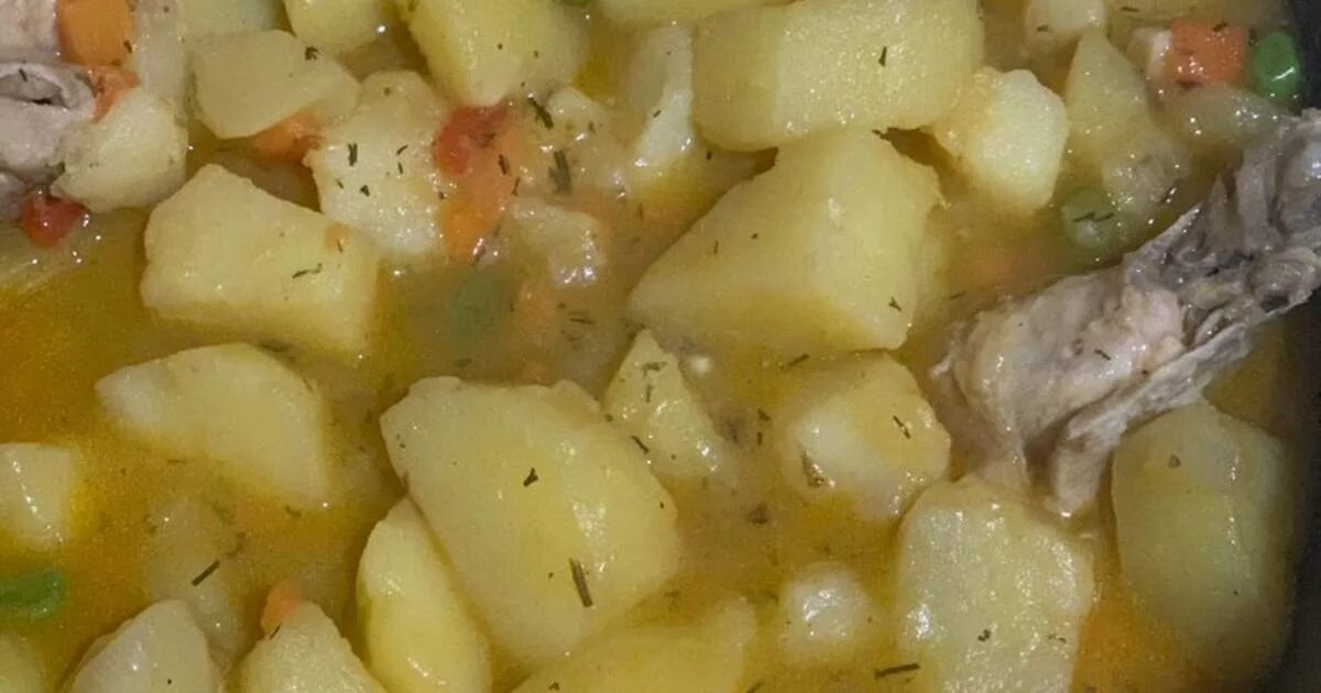 Тушеная картошка с грудкой в кастрюле. Тушеная картошка с куриным. тушёная картошка с курицей. тушеная рыба с картошкой. картошка тушеная с куриной грудкой.